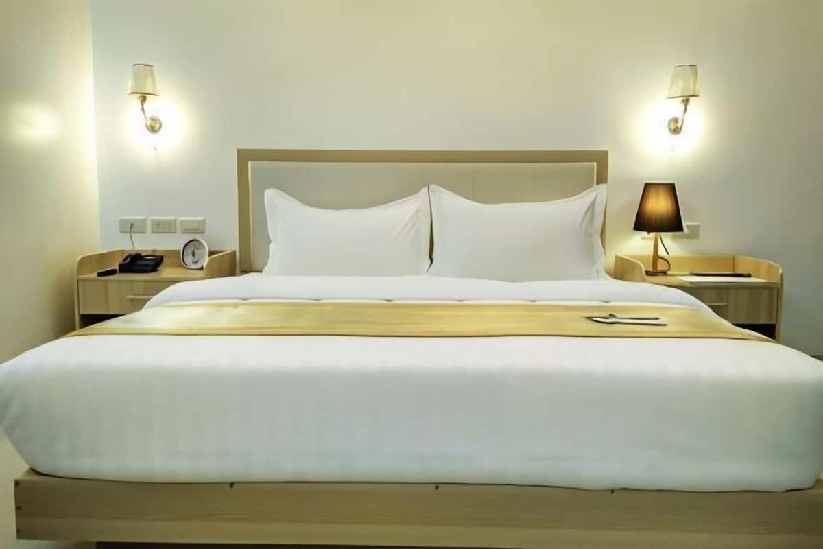 Minibar, brankas, meja kerja, dan Wi-Fi gratis