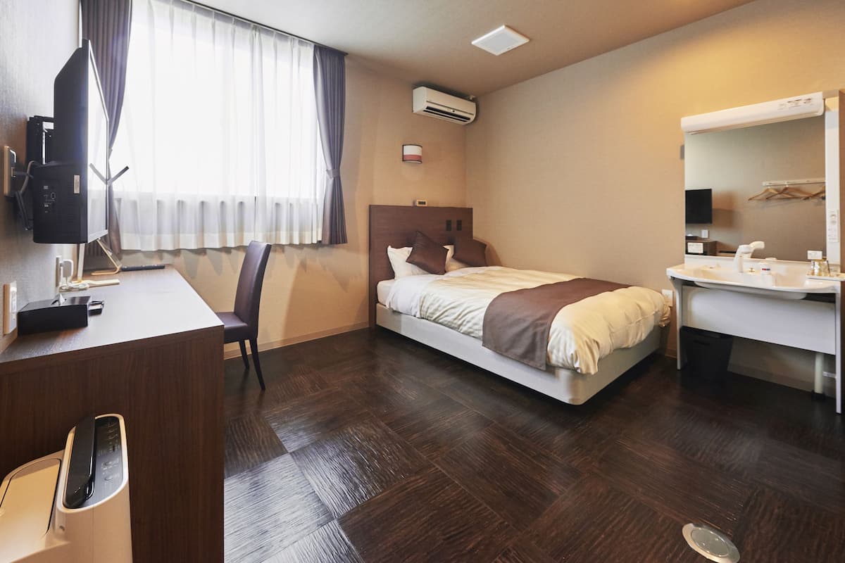 Universal Room | Iron/ironing board, free WiFi