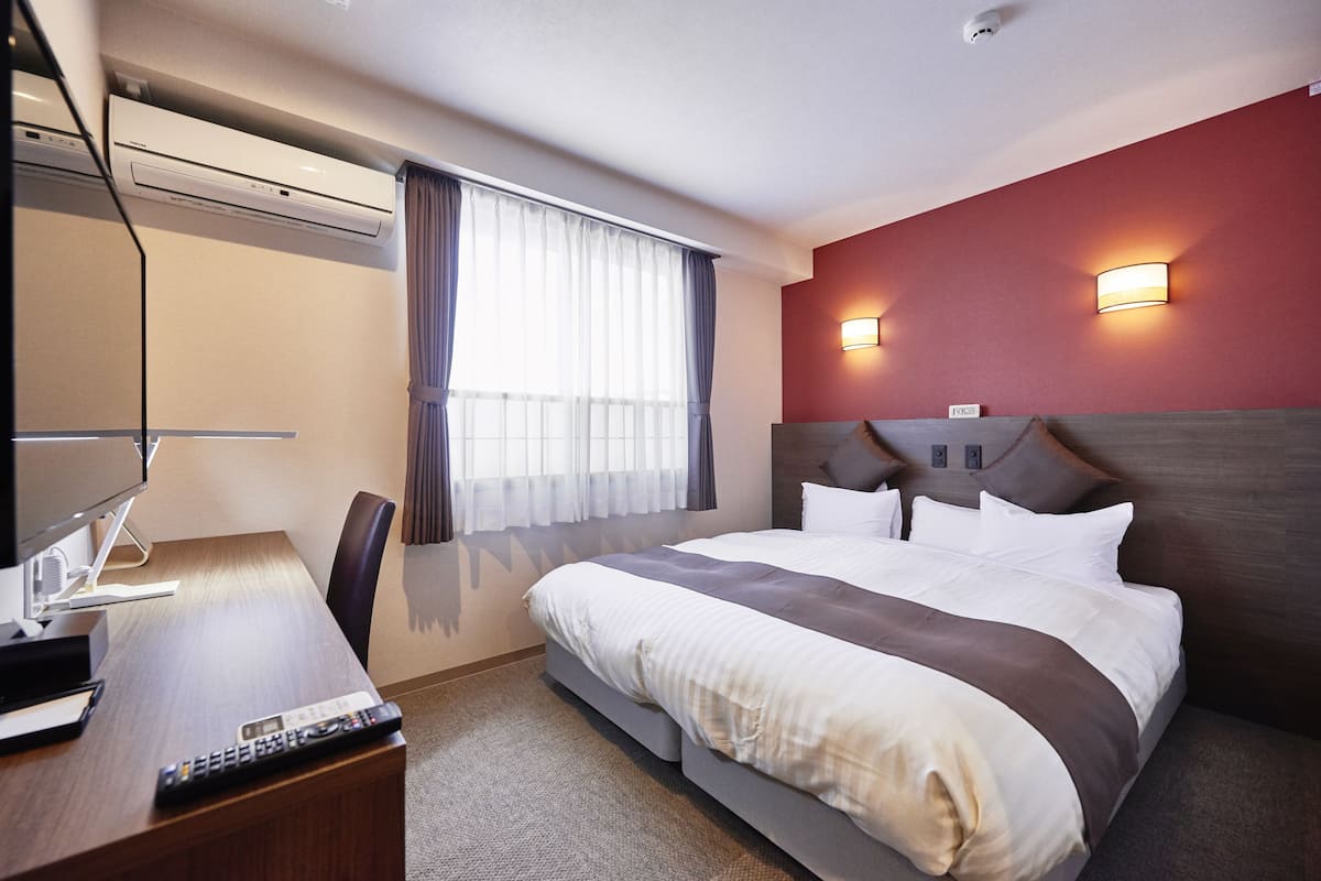 Hollywood Twin Room | Iron/ironing board, free WiFi
