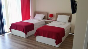 Habitación Confort con 2 camas individuales, varias camas, balcón, vistas a la montaña | 1 dormitorio, ropa de cama de alta calidad, sistema de insonorización