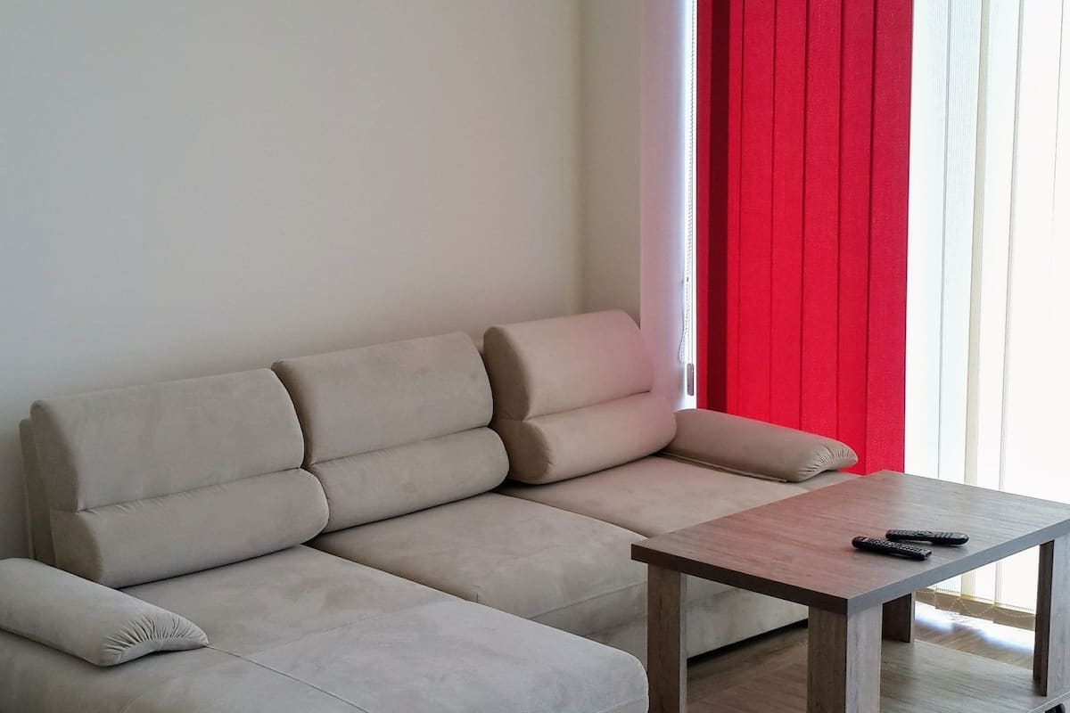 Camera Comfort con 2 letti singoli, letti multipli, balcone, vista montagna | Area soggiorno | TV a schermo piatto 1 pollici con canali via cavo, TV