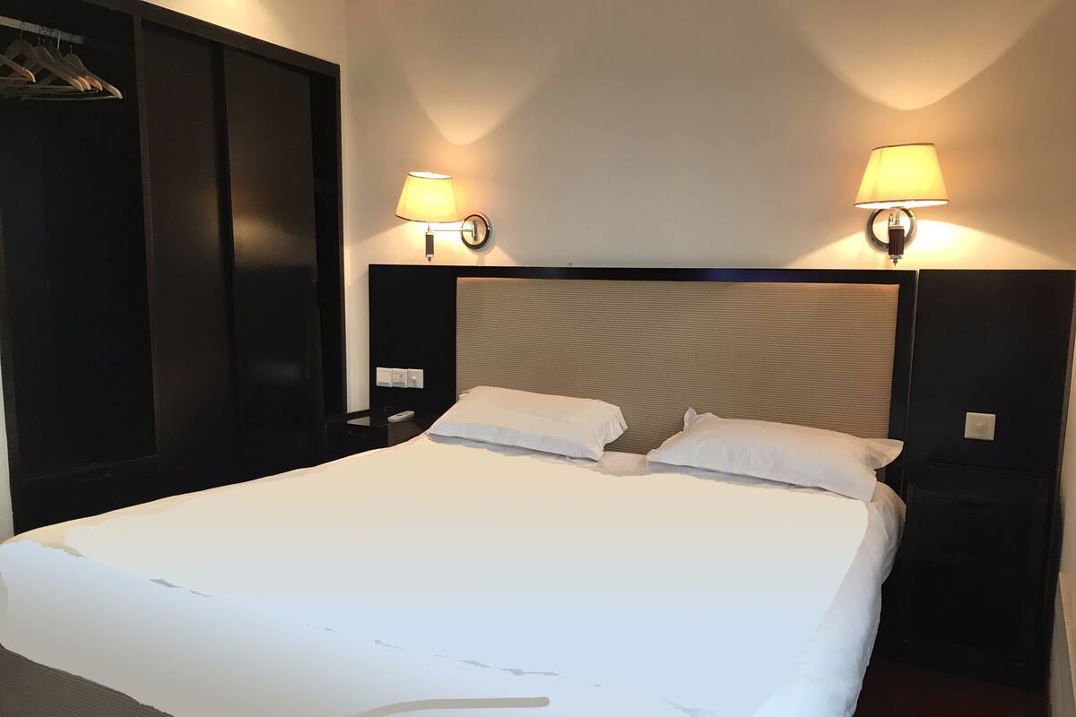 5 Schlafzimmer, Minibar, Schreibtisch, Verdunkelungsvorhänge