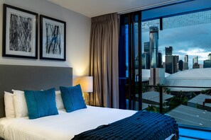 أغطية فراش متميزة وبديكورات فريدة لكل غرفة ومكتب ومكواة/لوح كي