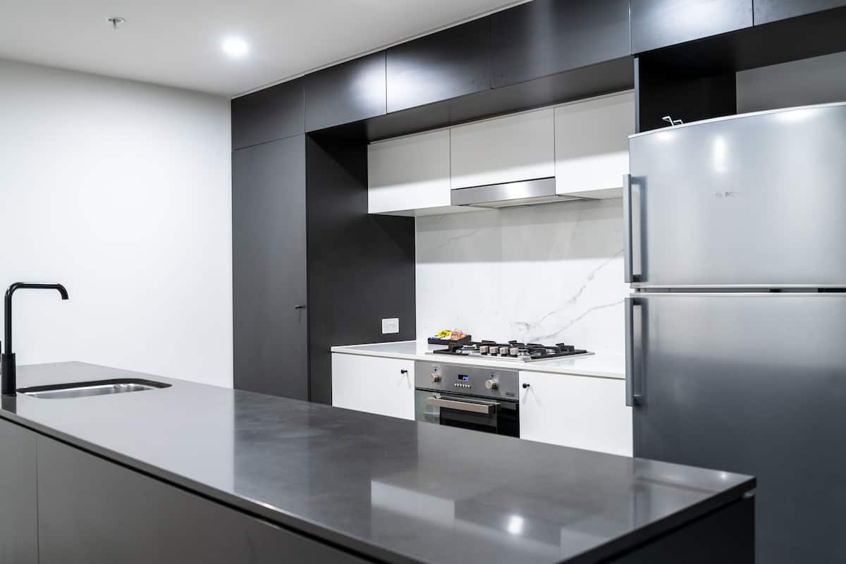 full-sized fridge, microwave, oven, stovetop