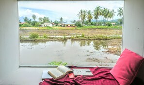 Phòng Deluxe, 1 giường cỡ king, hiên (Window Seat) | Két bảo mật tại phòng, bàn, truy cập Internet không dây miễn phí