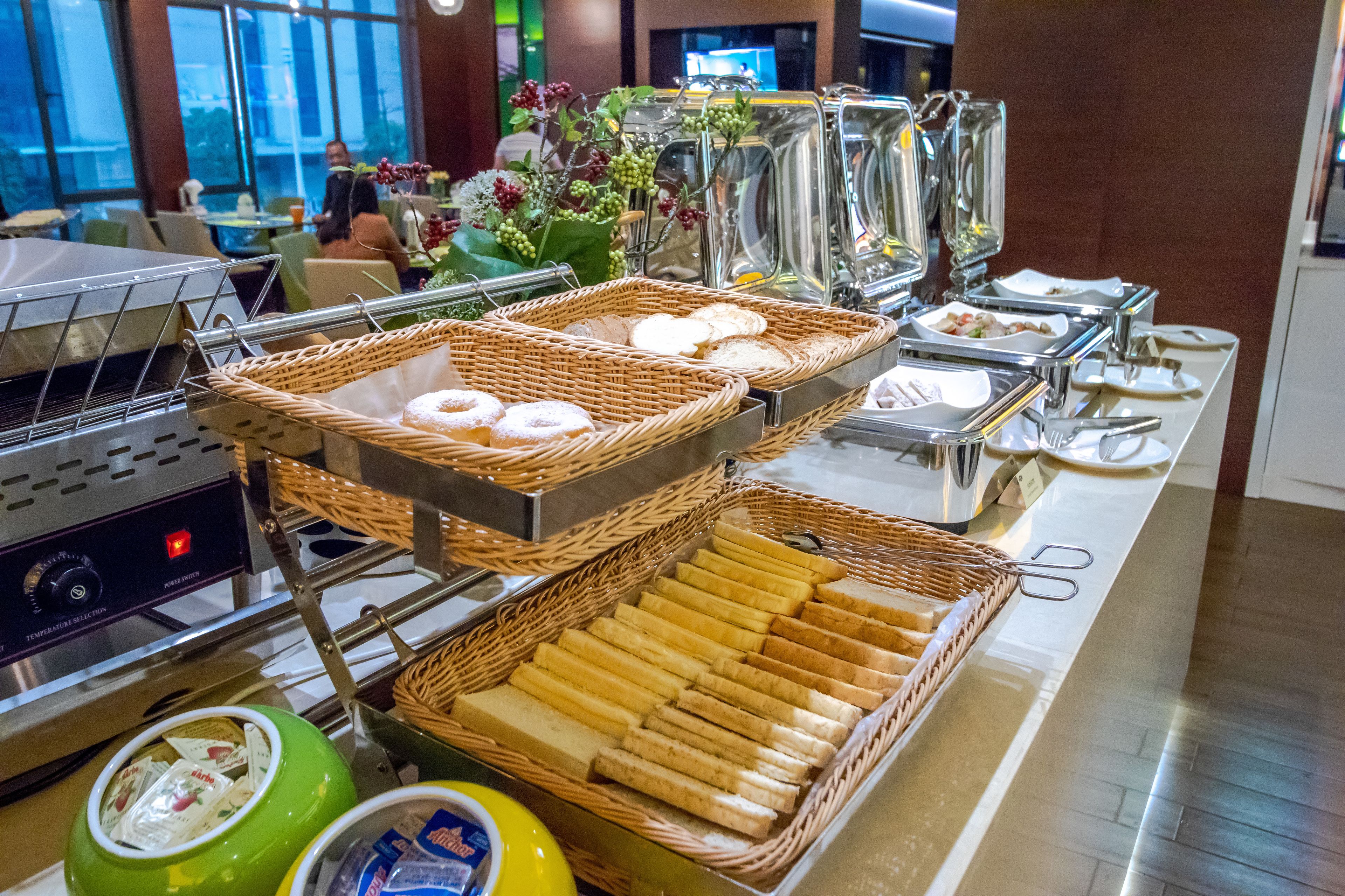 daily buffet breakfast (cny 88 per person)
