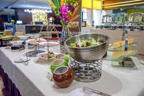 Daily buffet breakfast (CNY 88 per person)