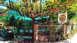 A gated entrance with a sign for Emok's Guest House and a sign for Villarino's Pound. - Emok's Guest House - Hostel (Moalboal)