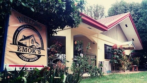 A guest house with a sign reading "Welcome to Emok's Guest House." - Emok's Guest House - Hostel (Moalboal)