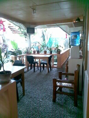 Interior entrance - Emok's Guest House - Hostel (Moalboal)