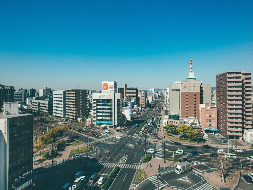 Un paisaje urbano con varios edificios, calles y vehículos.
