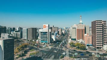 Un paisaje urbano con varios edificios, calles y vehículos.