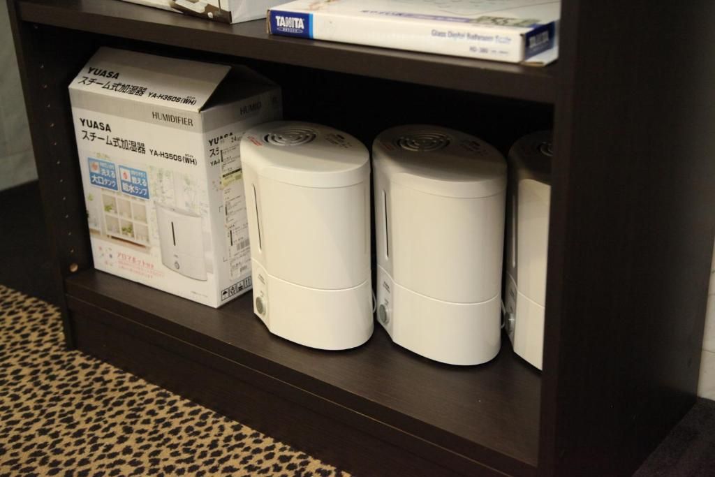 Una estantería con una caja de humidificador y dos humidificadores.