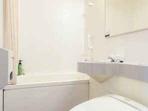 Een badkamer met een bad, een wastafel en een toilet.