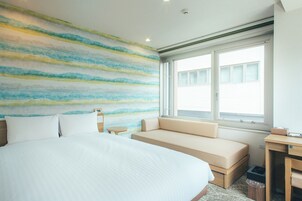 Escritorio, wifi gratis y ropa de cama 