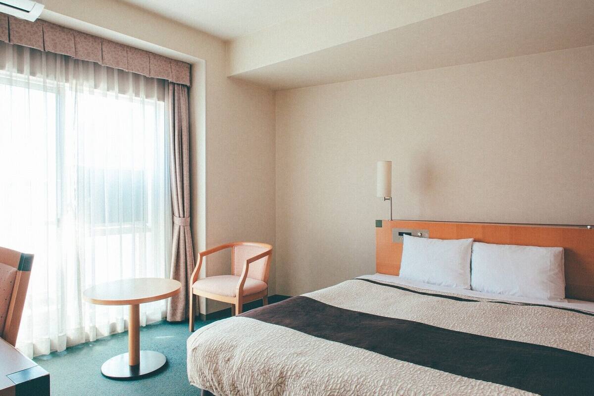 Desk, WiFi (free), bed sheets