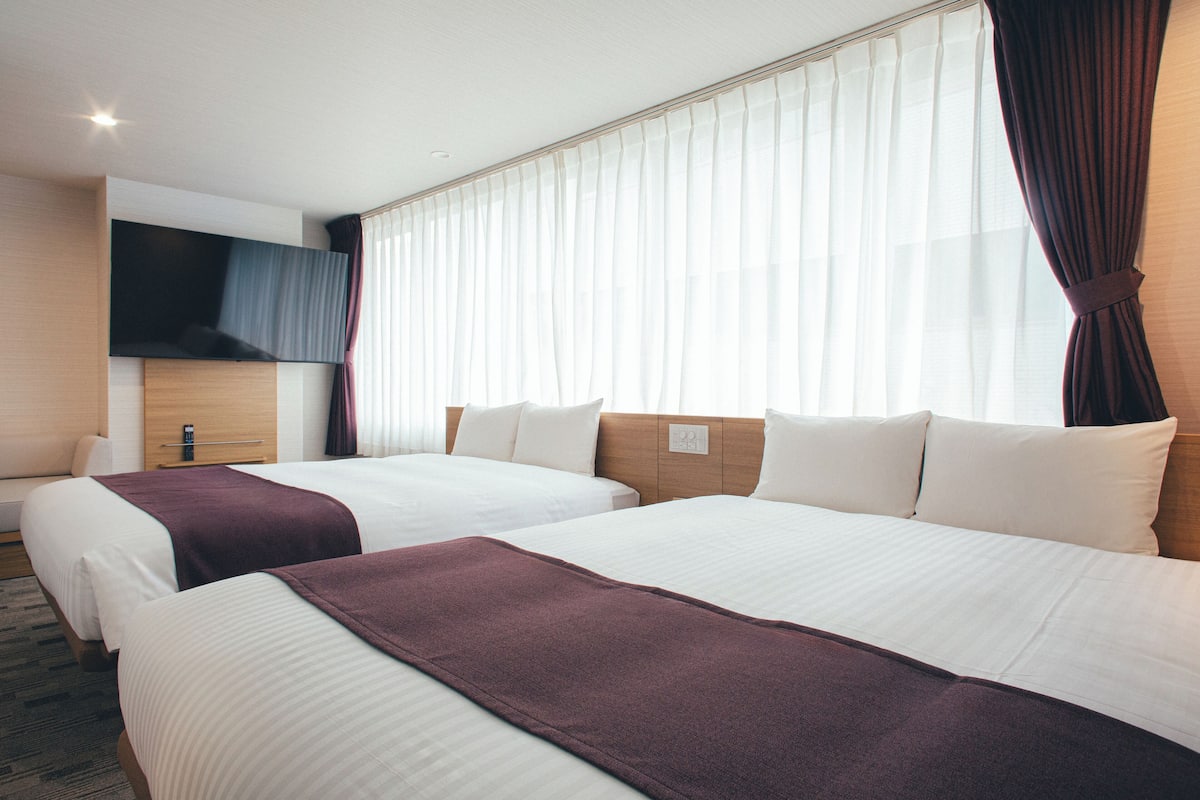 Grand Deluxe Twin Room, Non Smoking | Desk, WiFi (free), bed sheets