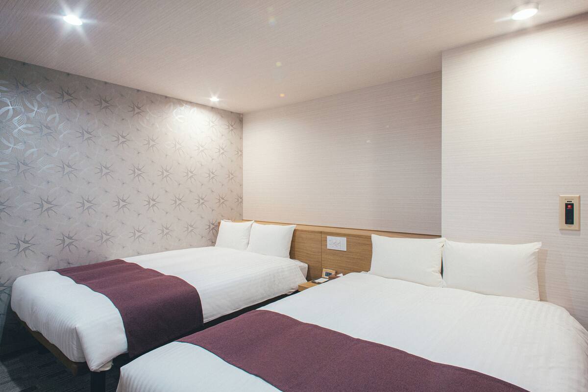 Grand Twin Room, Non Smoking | Desk, WiFi (free), bed sheets