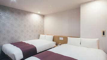 Quarto de hotel com duas camas, cabeceira de madeira, papel de parede estampado em uma parede e um interruptor de luz na parede.