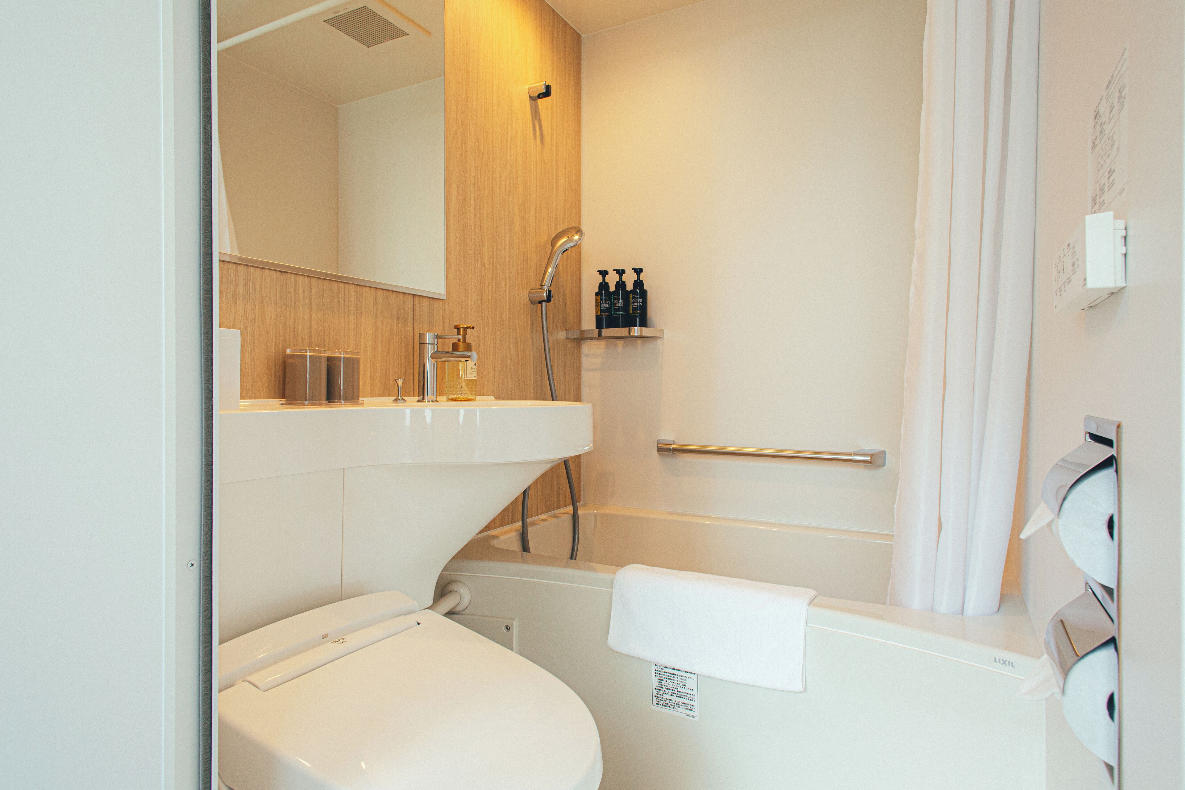 combined shower/bathtub, free toiletries, hair dryer, slippers