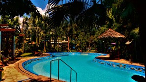 Piscine extérieure, chaises longues