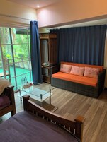 Classic Double Room, 1 Bedroom | Living area | Flat-screen TV