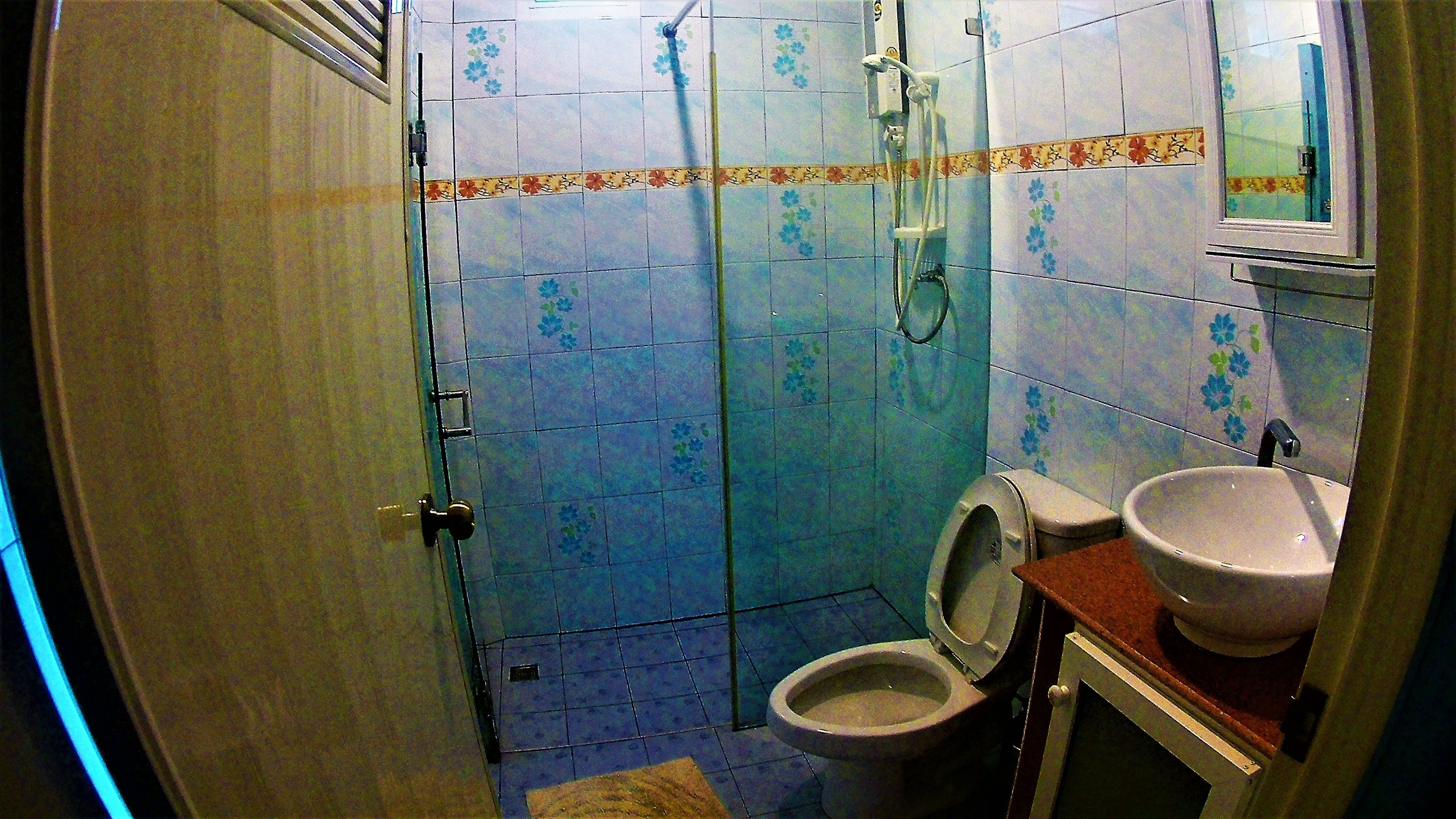 Un baño con ducha, inodoro y lavamanos.