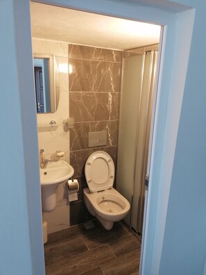 Family Apartment | Bathroom | Shower, hair dryer, towels