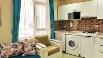 apartman, kilátással a hegyre | Privát konyha | Hűtőszekrény, főzőlap és főzőedények/tányérok/evőeszközök