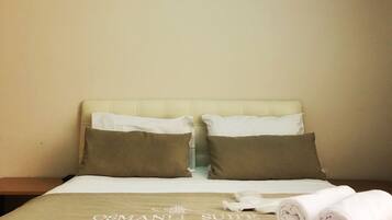 Una habitación de hotel con una cama, almohadas y una toalla.