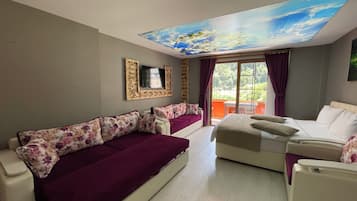 Triple Room, Lake View | Living area