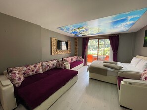 غرفة ثلاثية - منظر للبحيرة | منطقة المعيشة | تلفزيون إل سي دي