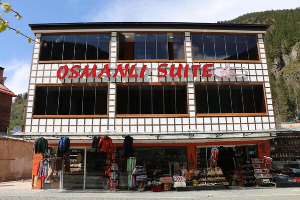 A building with a sign reading "OSMANLI SUITE". - Osmanli Suite (Çaykara)