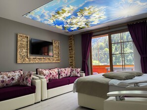 غرفة ثلاثية - منظر للبحيرة | مكتب وتجهيزات عازلة للصوت ومكواة/لوح كي وواي فاي مجانًا