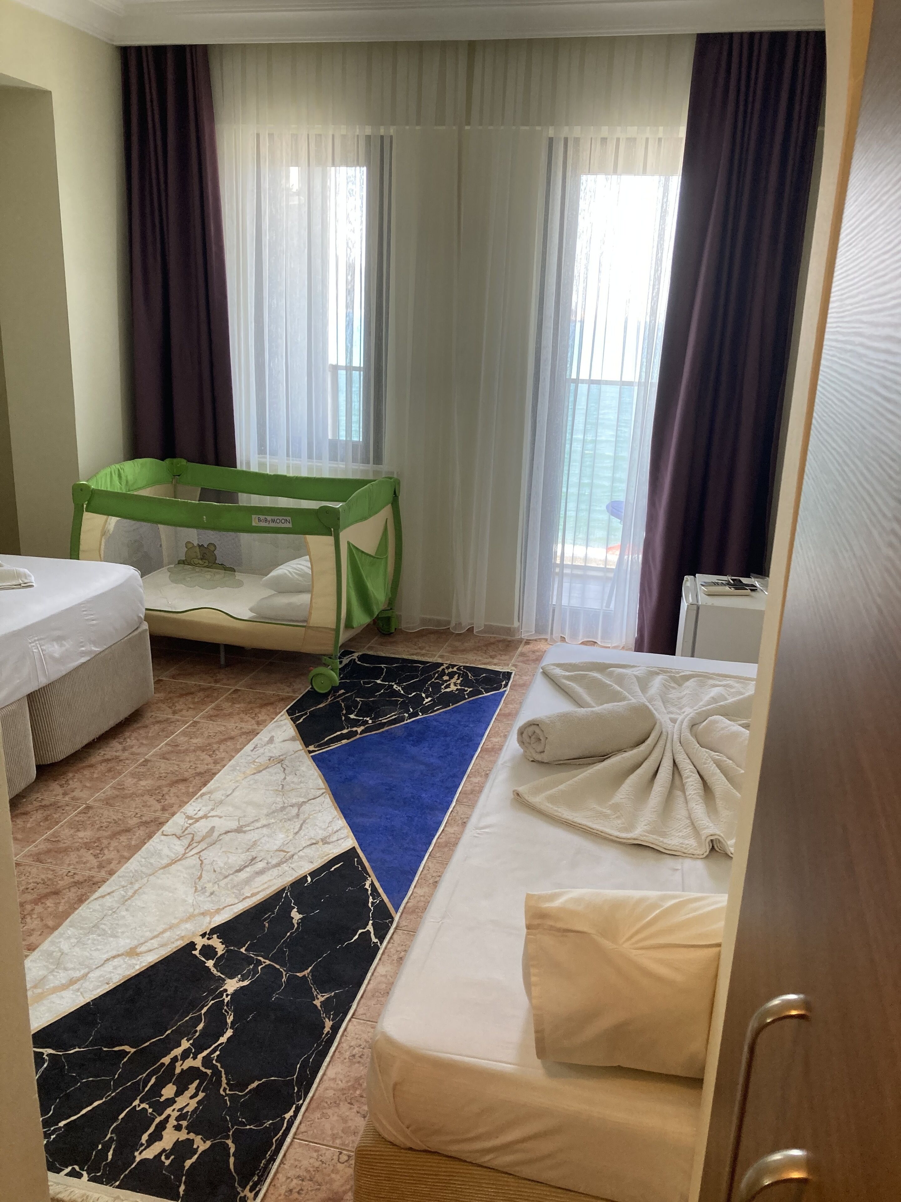 Ropa de cama de alta calidad, minibar, wifi gratis y ropa de cama 