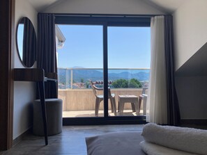 エコノミー ダブルルーム マウンテンビュー | 高級寝具、ミニバー、WiFi (無料)、ベッドシーツ