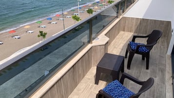 Quarto casal luxo, banheira de hidromassagem, vista para o mar | Vista da sacada