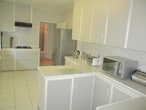 Luksus-hus | Privat køkken | Køleskab/fryser i fuld størrelse, mikrobølgeovn, ovn, kogeplade