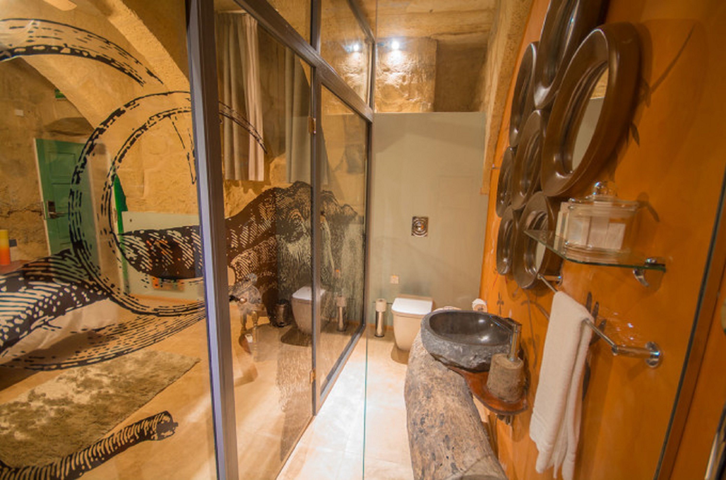 economy room, 1 queen bed | bathroom | shower, free toiletries, hair dryer, slippers