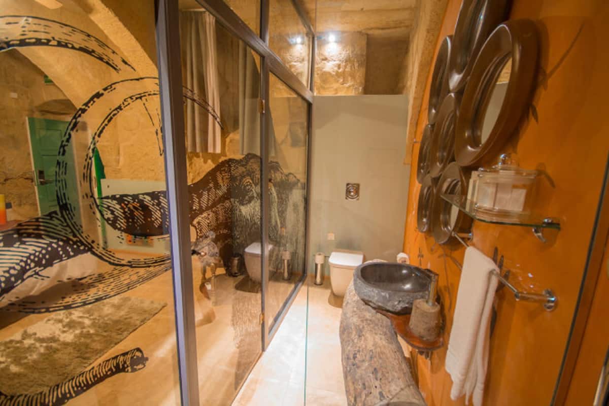 economy room, 1 queen bed | bathroom | shower, free toiletries, hair dryer, slippers