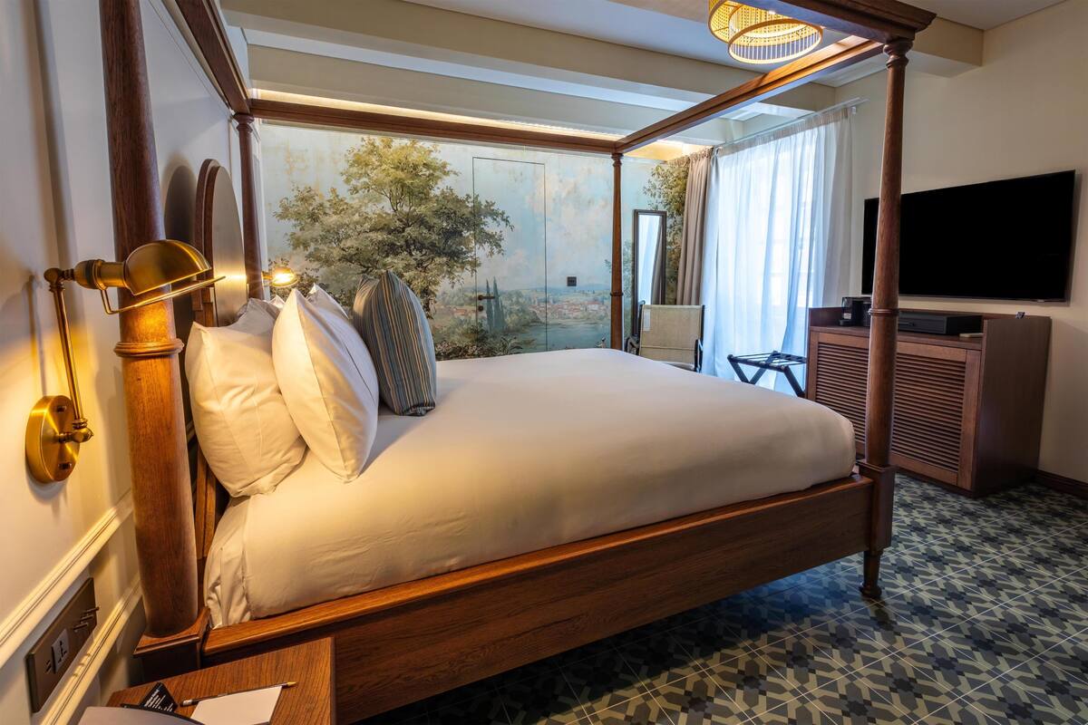 Deluxe Room, 1 King Bed, Non Smoking | Minibar (free items), in-room safe, blackout drapes, soundproofing