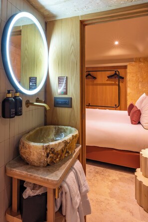 Standaard kamer, 1 kingsize bed, niet-roken | Badkamer | Een douche, een regendouche, gratis toiletartikelen, een haardroger