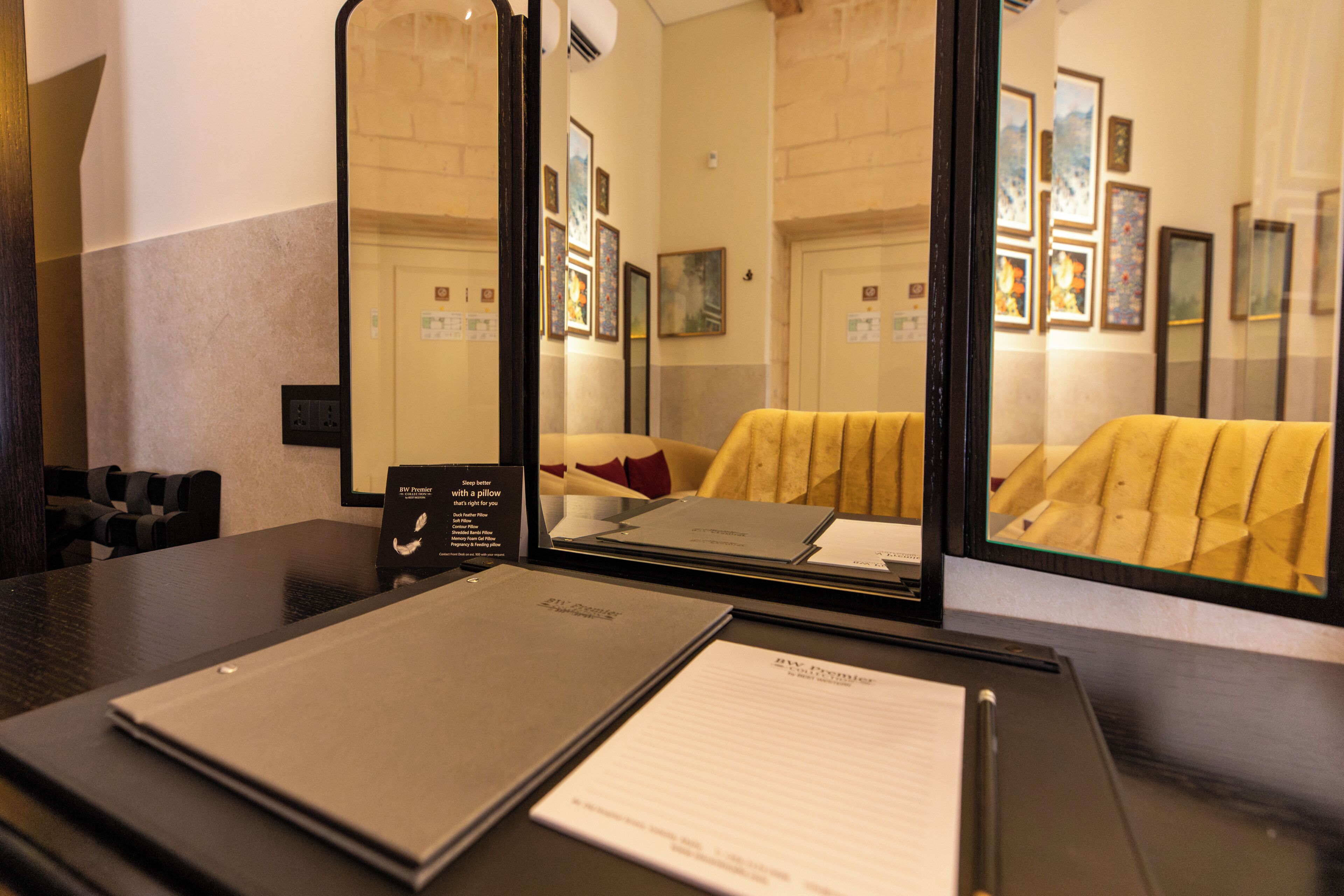 Deluxe kamer, 1 kingsize bed, niet-roken | Een gratis minibar, een kluis op de kamer, verduisterende gordijnen