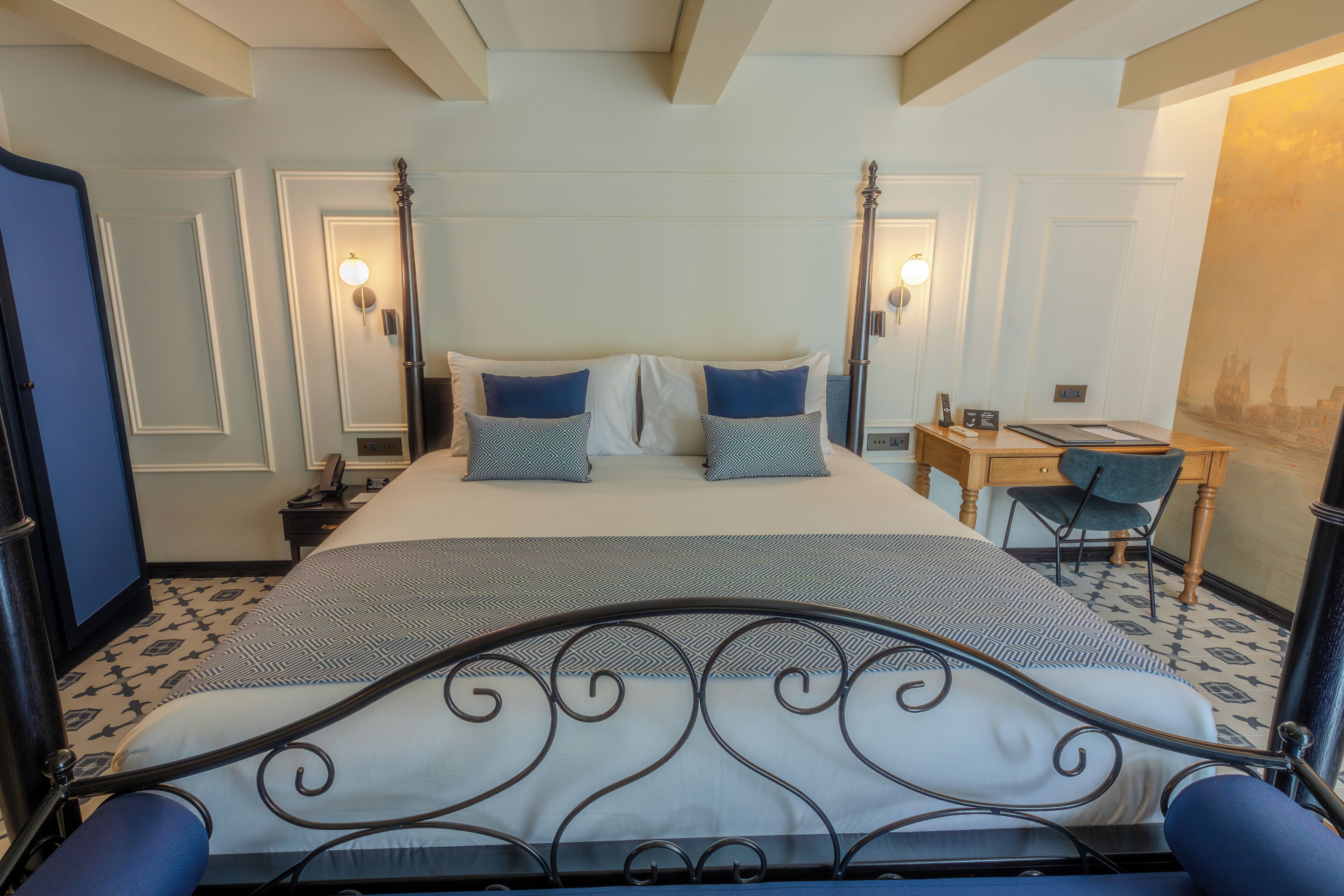 Deluxe Room, 1 King Bed, Non Smoking | Free minibar, in-room safe, blackout drapes, iron/ironing board