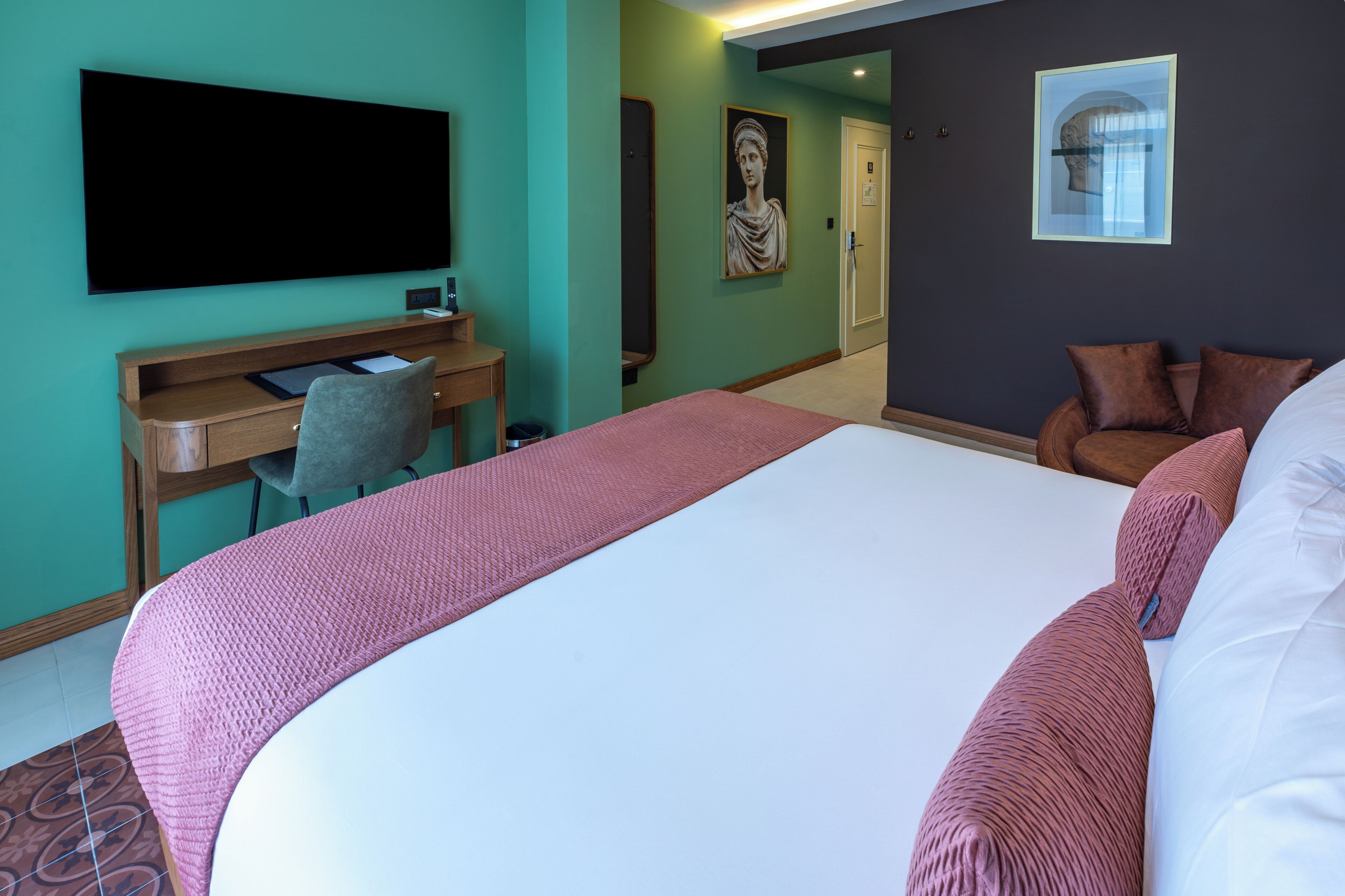 Minibar con artículos gratuitos y caja de seguridad en la habitación 