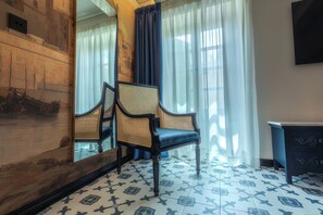 Deluxe Room, 1 King Bed, Non Smoking | Free minibar, in-room safe, blackout drapes, iron/ironing board