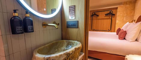 Habitación estándar, 1 cama King size, para no fumadores | Baño | Regadera, regadera tipo lluvia, amenidades de baño gratuitas