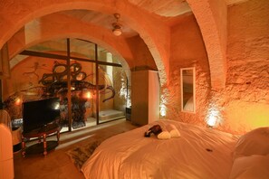 Caja de seguridad en la habitación y tabla de planchar con plancha