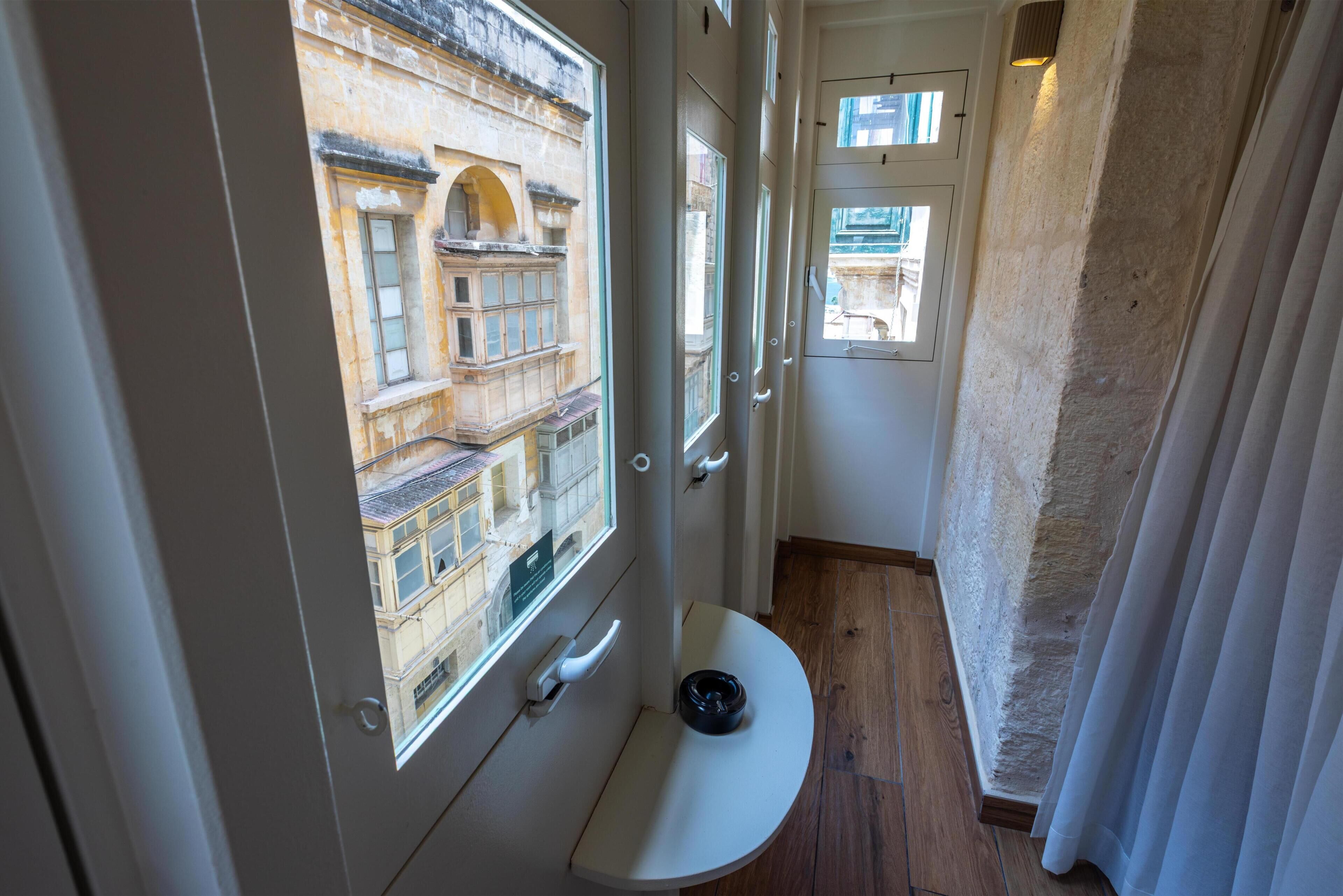 Minibar con artículos gratuitos y caja de seguridad en la habitación 