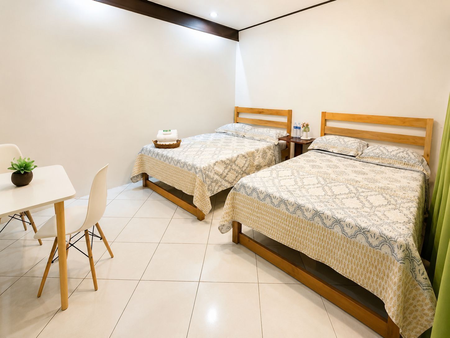 Executive Suite Room | Desk, bed sheets